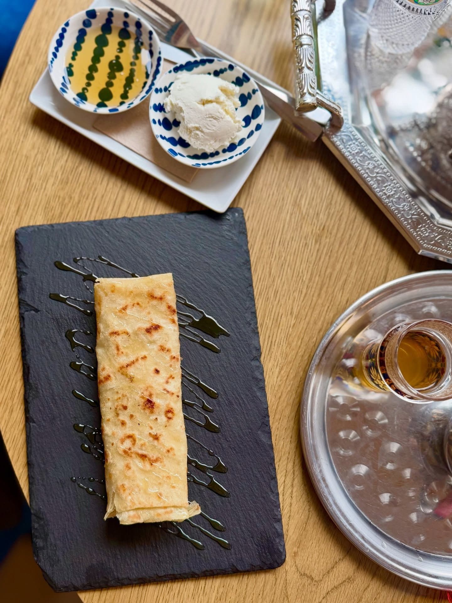 Msemen con miel, mantequilla y té árabe