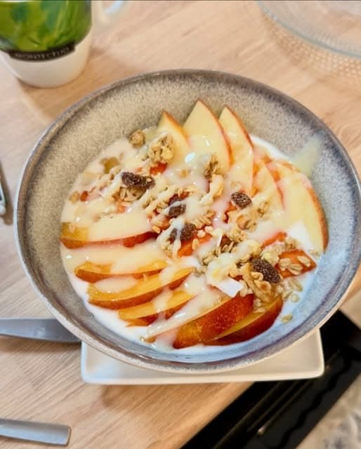 Bowl Sonrisa, con yogur griego, fruta y granola