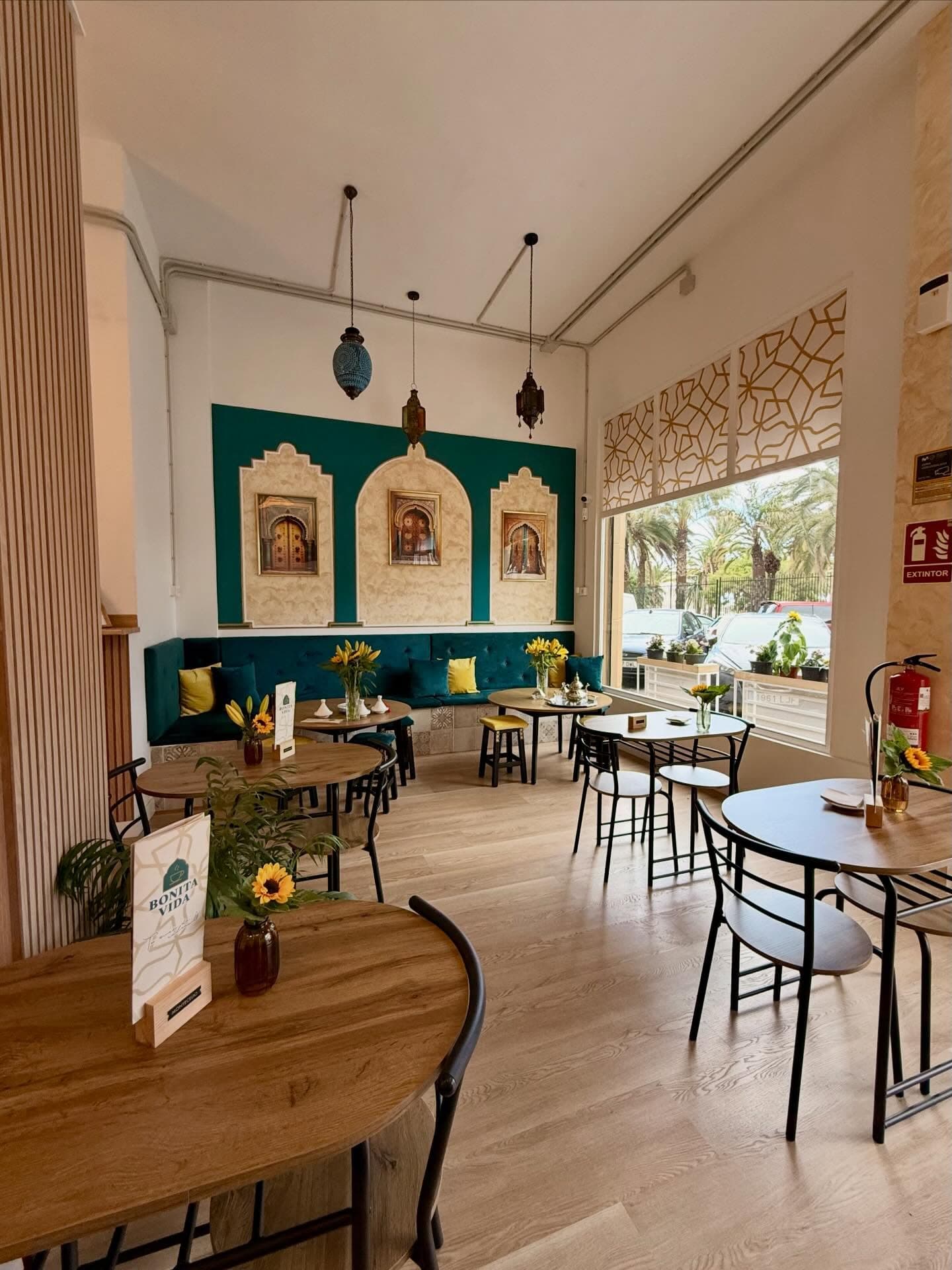 Interior de Bonita Vida, con arcos moriscos y banquetas de terciopelo