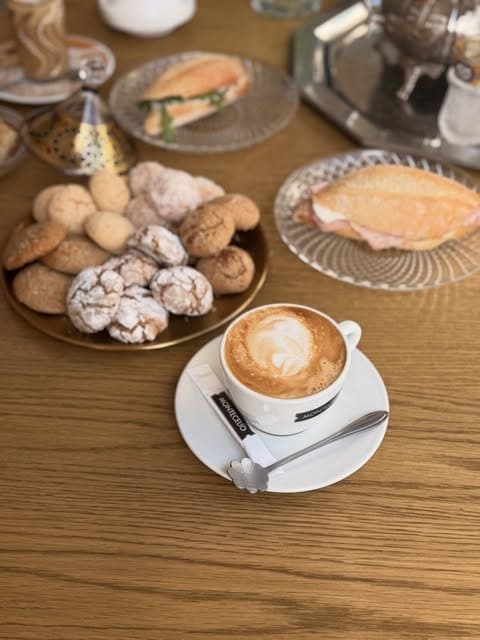 Bandeja de ghoribas recién hechas junto a un café